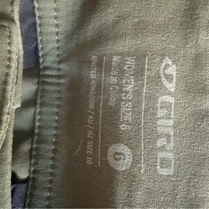Giro women’s olive colored size 6 cycling short. No liner.
